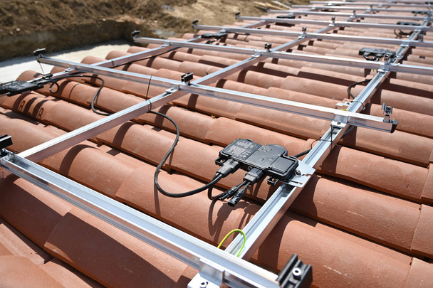 installatie van infrastructuur voordat alternatieve fotovoltaïsche zonnepanelen op het dak van individuele woningen worden geïnstalleerd; - Foto, afbeelding
