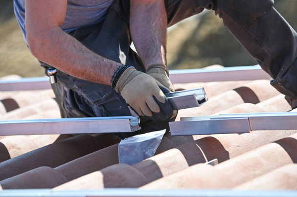 lavoratori edili che installano elementi strutturali per fissare pannelli solari - Foto, immagini