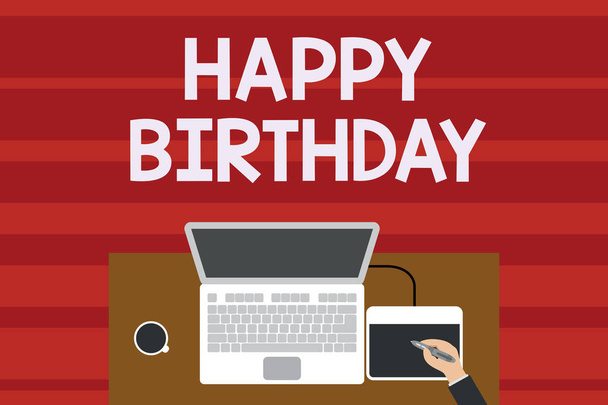 A boldog születésnapot mutató szövegjel. Fogalmi fotó a születési évfordulóját bizonyítja ünneplik az ajándékokat felső nézet laptop fából készült íróasztal munkás rajz tabletta kávéscsésze iroda. - Fotó, kép