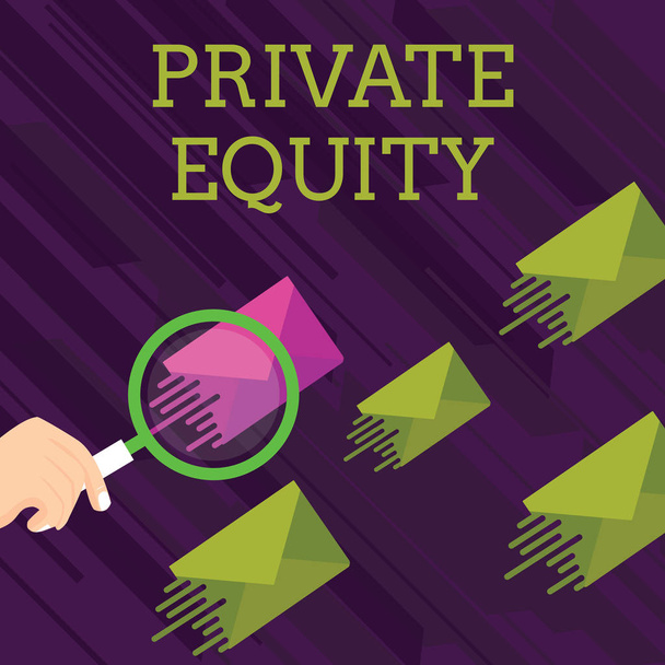Textzeichen mit Private Equity. konzeptionelles Fotokapital, das nicht an einer Börse gelistet ist, Investorenlupe auf einem farbigen Umschlag und andere haben denselben Farbton. - Foto, Bild