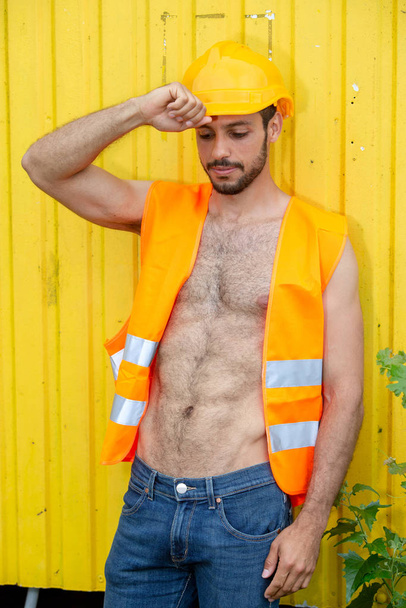 sexy trabajador sin camisa con casco de construcción amarillo
 - Foto, Imagen