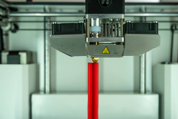 3D tiskárna při práci budování plastického prototypu pro vědu v r - Fotografie, Obrázek
