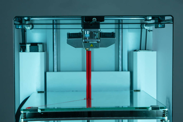 3D принтер за работой создание пластикового прототипа для науки в р
 - Фото, изображение