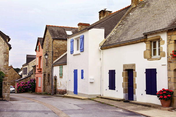 Smalle straat en oude kleine stenen huizen. - Foto, afbeelding