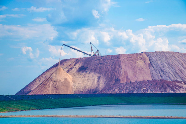Terrikon - dökümü, atık kayalardan yapay dolgu. Madencilik, maden atık yığınları ve madencilik tesisleri. - Fotoğraf, Görsel