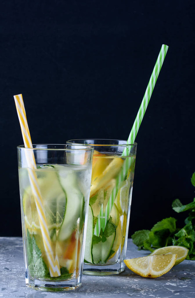 A cool drink with fresh fruit and ice. Peppermint, peach, lemon, lime. - Photo, Image