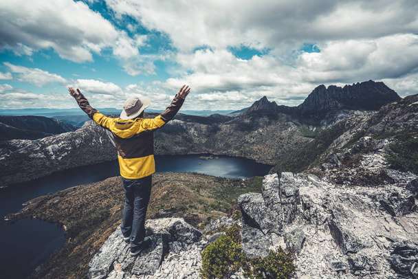 Reisender Mann erkundet Landschaft von Marions Aussichtspfad im Cradle Mountain Nationalpark in Tasmanien, Australien. Sommeraktivitäten und Abenteuer für Menschen. - Foto, Bild