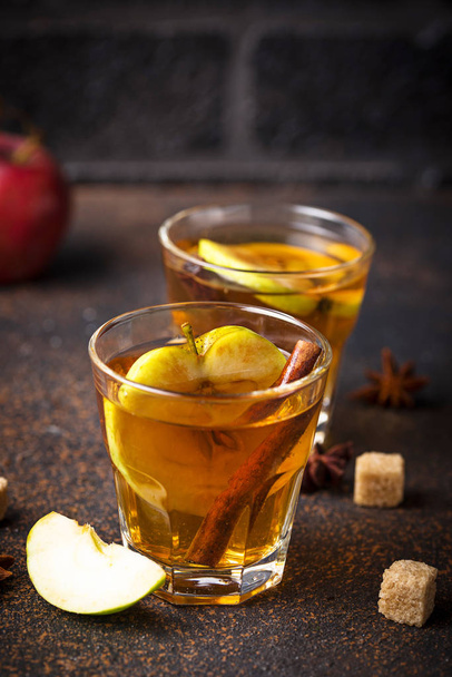 スパイシーなリンゴサイダー、秋の飲み物 - 写真・画像