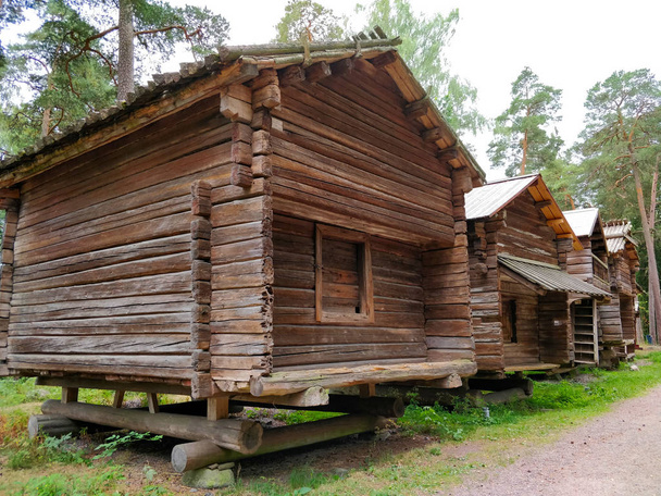 Традиційний дерев'яний будинок у фініші під відкритим небом музей народної в Гельсінкі. - Фото, зображення