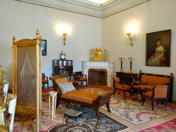 Klasyczne rosyjskie wnętrze imperialne w pałacu zimowym, Sankt Petersburg. - Zdjęcie, obraz