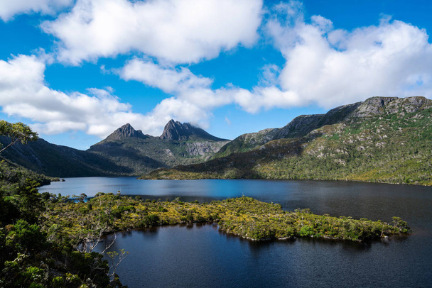 Scena di Cradle mountain peak dal lago Colomba nel Cradle Mountain National Park, Tasmania, Australia
. - Foto, immagini