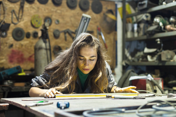 young woman working in workshop - Zdjęcie, obraz