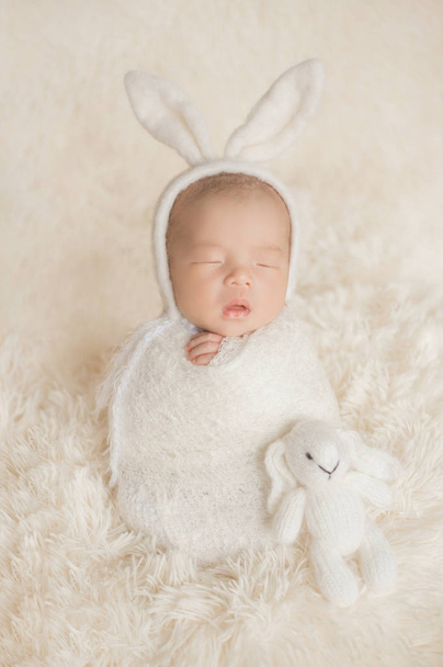 Rozkošné novorozené dítě spící v útulném pokoji. Rozkošný malý dětský portrét s ospalou tváří v posteli.  - Fotografie, Obrázek