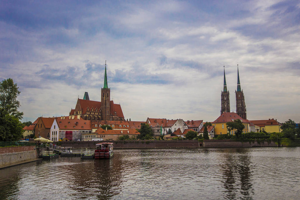 WROCLAW, Poland - August 2019: Cathedral Island (Ostrow Tumski) view from the riverside, Wroclaw, Poland - Foto, afbeelding