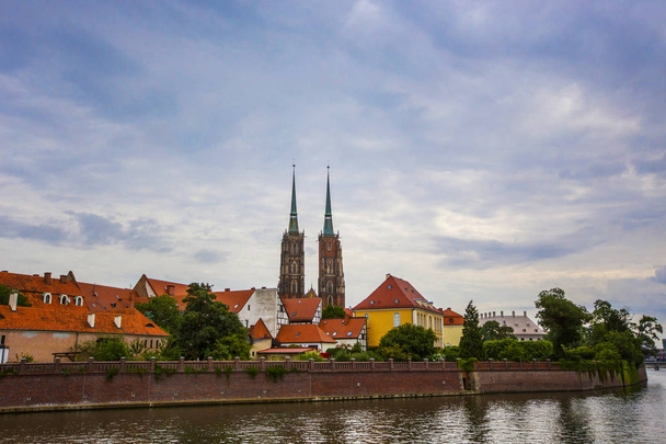 Wrocław, Polska-sierpień 2019: wyspa katedralna (Ostrow Tumski) widok z rzeki, Wrocław, Polska - Zdjęcie, obraz