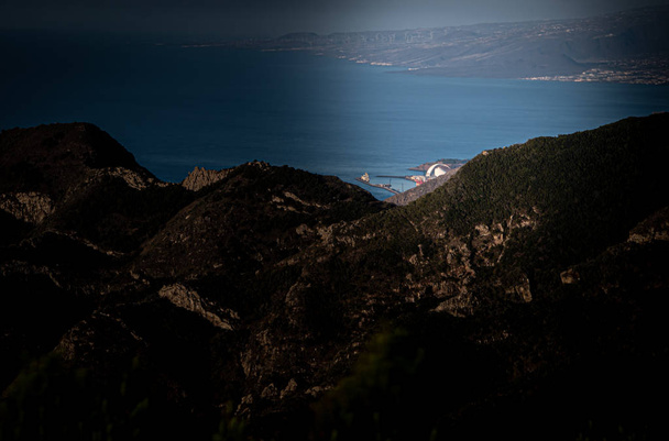 Θέα σε όλη την ακτή ανάμεσα στα βουνά με την Όπερα της πρωτεύουσας - Φωτογραφία, εικόνα