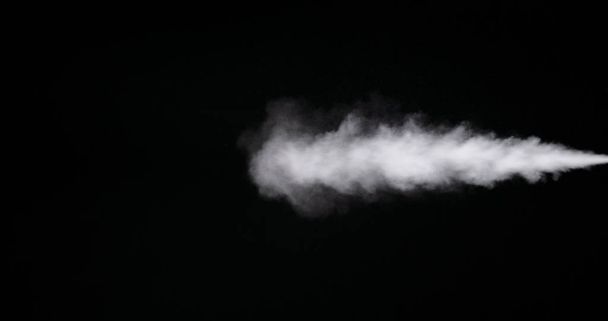 黒い背景に隔離された白い煙の道 - 写真・画像