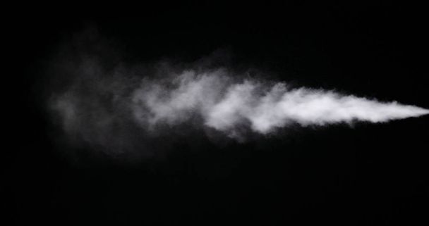 Witte Smoke Trail geïsoleerd op zwarte achtergrond - Foto, afbeelding