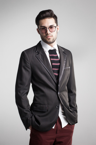 Сексуальний чоловік одягнений елегантно з шкарпетковою краваткою виглядає серйозно
 - Фото, зображення