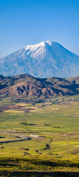 Turquía, Medio Oriente: vista impresionante del Monte Ararat, Agri Dagi, la montaña más alta del extremo este de Turquía aceptada en el cristianismo como el lugar de descanso del Arca de Noé, un volcán compuesto nevado y latente
 - Foto, imagen