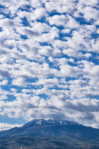 Turquía, Medio Oriente: vista impresionante del Monte Ararat, Agri Dagi, la montaña más alta del extremo este de Turquía aceptada en el cristianismo como el lugar de descanso del Arca de Noé, un volcán compuesto nevado y latente
 - Foto, Imagen