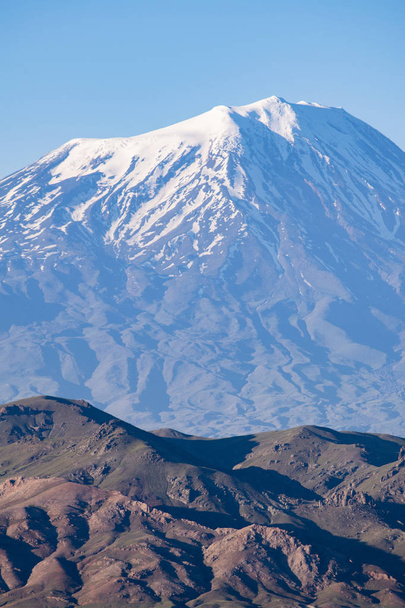 Turquia, Oriente Médio: vista deslumbrante do Monte Ararat, Agri Dagi, a montanha mais alta do extremo leste da Turquia aceita no cristianismo como o local de descanso da Arca de Noé, um vulcão composto coberto de neve e adormecido
 - Foto, Imagem