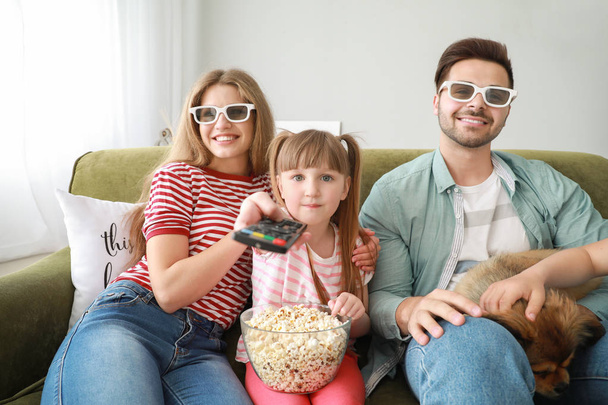 Família feliz assistindo TV em casa - Foto, Imagem