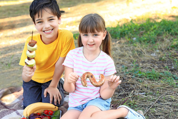 Niños felices haciendo picnic en el día de verano
 - Foto, Imagen