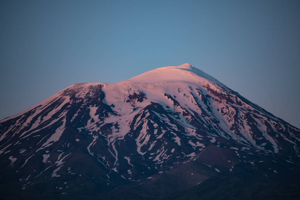 トルコ、中東:アララト山の息をのむような夕日、アグリダギ、ノアの箱舟の休息場所としてキリスト教で受け入れられているトルコの極東で最も高い山、雪に覆われた、休眠化合物火山 - 写真・画像