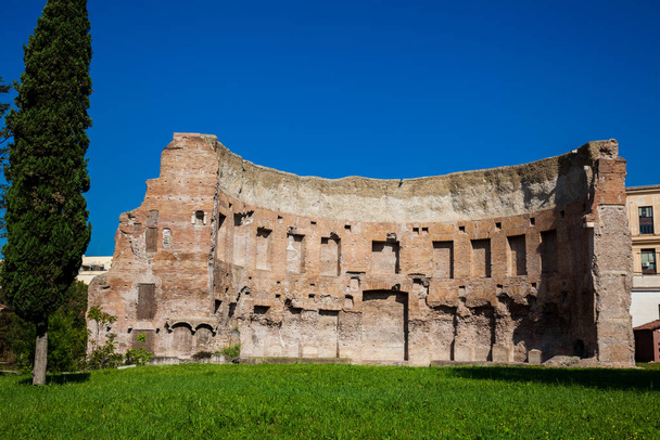 Rauniot kylpyammeet Trajanuksen uiminen ja vapaa-ajan monimutkainen rakennettu antiikin Roomassa alkaen 104 jKr
 - Valokuva, kuva