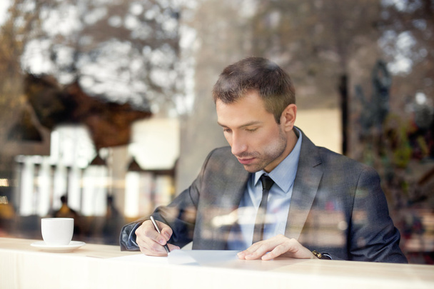 Businessman reading agreement - Valokuva, kuva