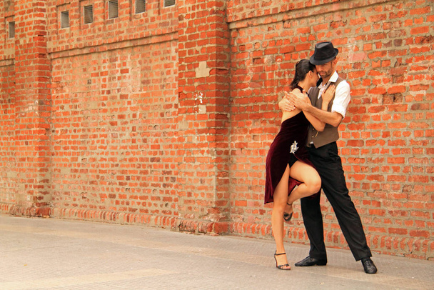 BUENOS AIRES, ARGENTINA 18 APRILE: I ballerini di tango si esibiscono davanti allo storico cimitero della Recoleta a Buenos Aires, Argentina 18 aprile 2019 a Buenos Aires, Argentina
 - Foto, immagini