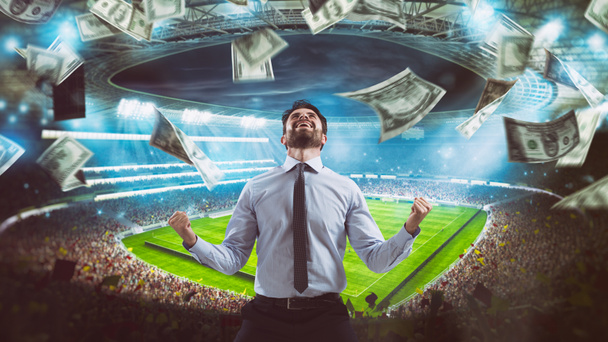 Homem que se alegra no estádio por ganhar uma aposta de futebol rica
 - Foto, Imagem
