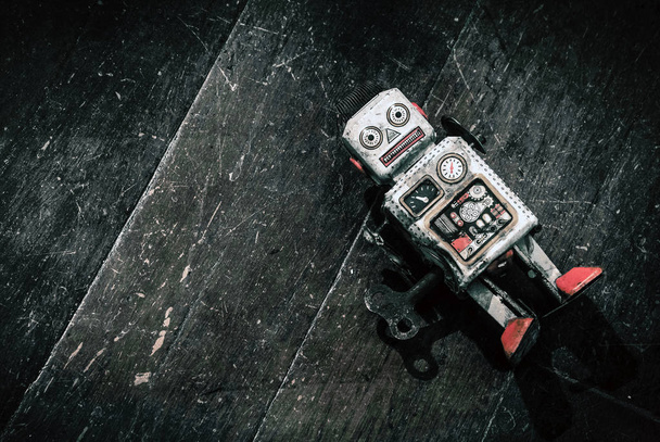 θλιβερό χτύπησε παλιά ρετρό ρομπότ σε ένα ξύλινο πάτωμα - Φωτογραφία, εικόνα