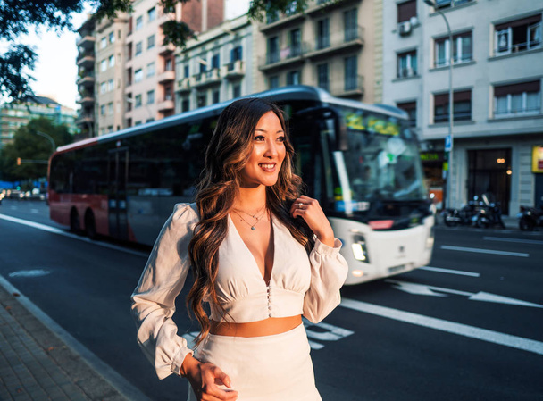 портрет молодой стильной азиатской девушки на улице большого современного города
 - Фото, изображение