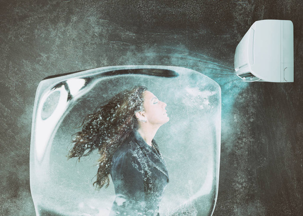 Žena zamrzlá v ledové kostce pod vzduchovou tryskové klimatizace - Fotografie, Obrázek