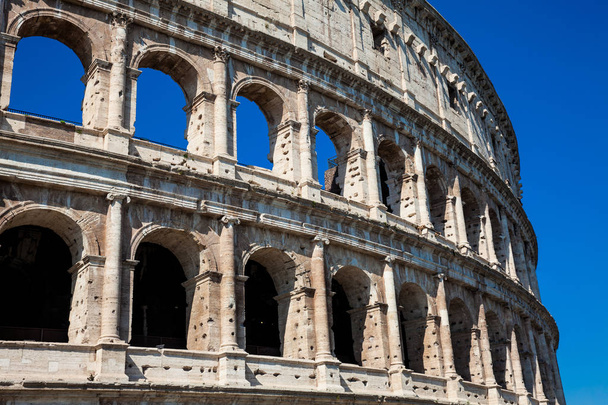 Detail slavného Kolosea nebo Coliseum známého také jako Flavianské amfiteátr v centru římského města - Fotografie, Obrázek