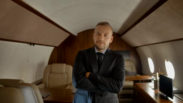 Hombre de negocios seguro en cabina de jet privado
 - Imágenes, Vídeo