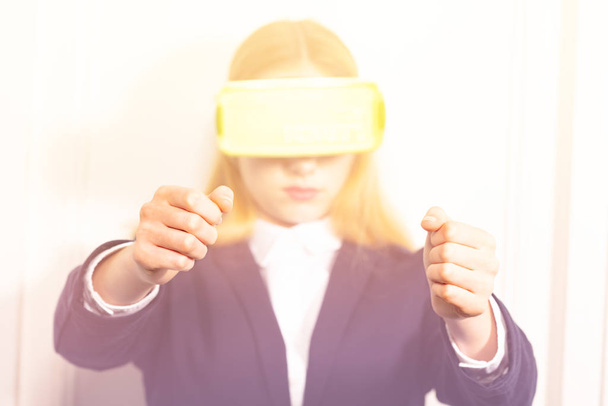 Mujer en realidad virtual dispositivo de auriculares unidad en un videojuego con las manos sosteniendo un volante
 - Foto, Imagen