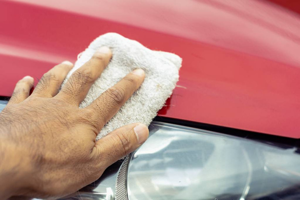 Ανθρωπος ασιατική επιθεώρηση και καθαρισμός Εξοπλισμός πλύσιμο αυτοκινήτων με κόκκινο ca - Φωτογραφία, εικόνα