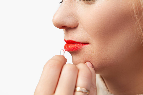 Крупный план макияжа губ модели со светом-коло
 - Фото, изображение