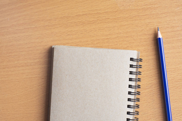 Σημειωματάριο με μολύβι στο ταπετσαρία background.using σκάφους ξύλου για - Φωτογραφία, εικόνα