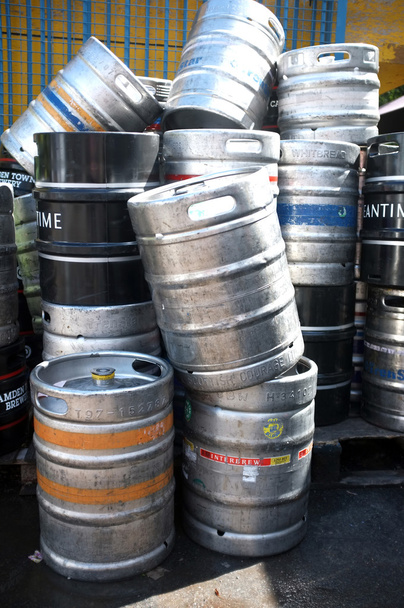 Barriles de cerveza usados
 - Foto, Imagen