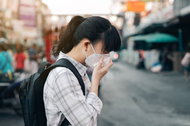 Ασιατικές γυναίκα φορώντας μάσκα προσώπου βήχα λόγω της ατμοσφαιρικής ρύπανσης  - Φωτογραφία, εικόνα