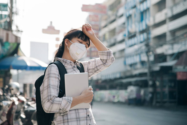 Women wearing a mask headaches from air pollution.Protection aga - Фото, зображення