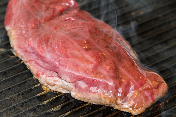 carne para grelhar na churrasqueira - Foto, Imagem