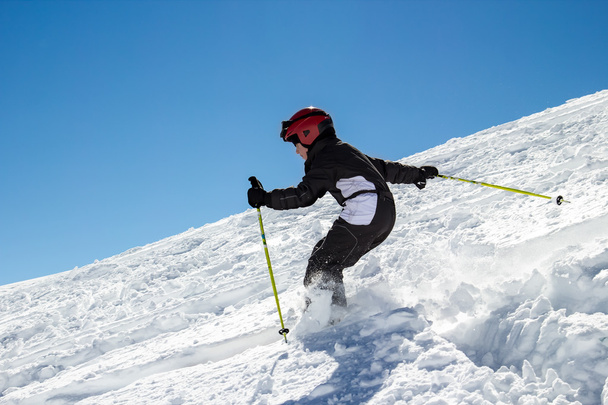 Little boy skier in the deep snow - Foto, Imagem