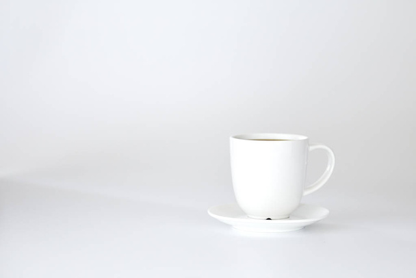 Prázdný bílý pohár izolovaný na bílém - Fotografie, Obrázek