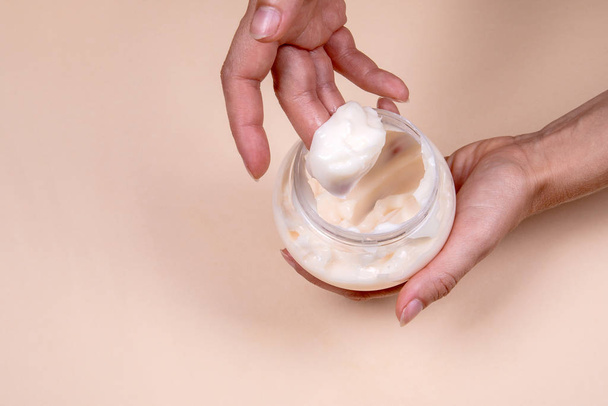 Appliquer de la crème sur les mains fatiguées et gonflées
 - Photo, image