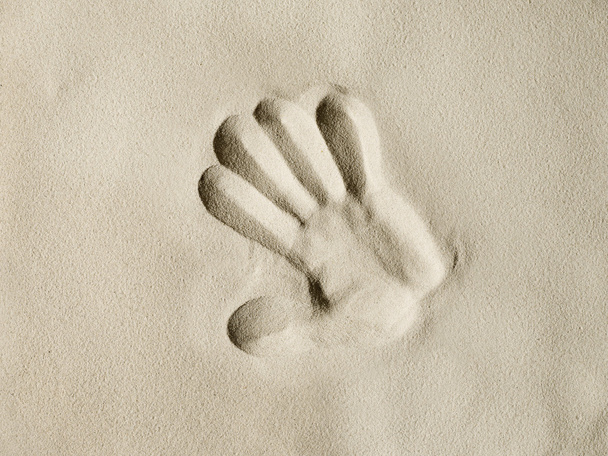 odcisk ludzkiej w piasku na plaży - Zdjęcie, obraz